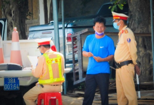 Hà Tĩnh: Liên tiếp xử phạt tài xế xưng có người nhà làm ở “Văn phòng chính phủ”